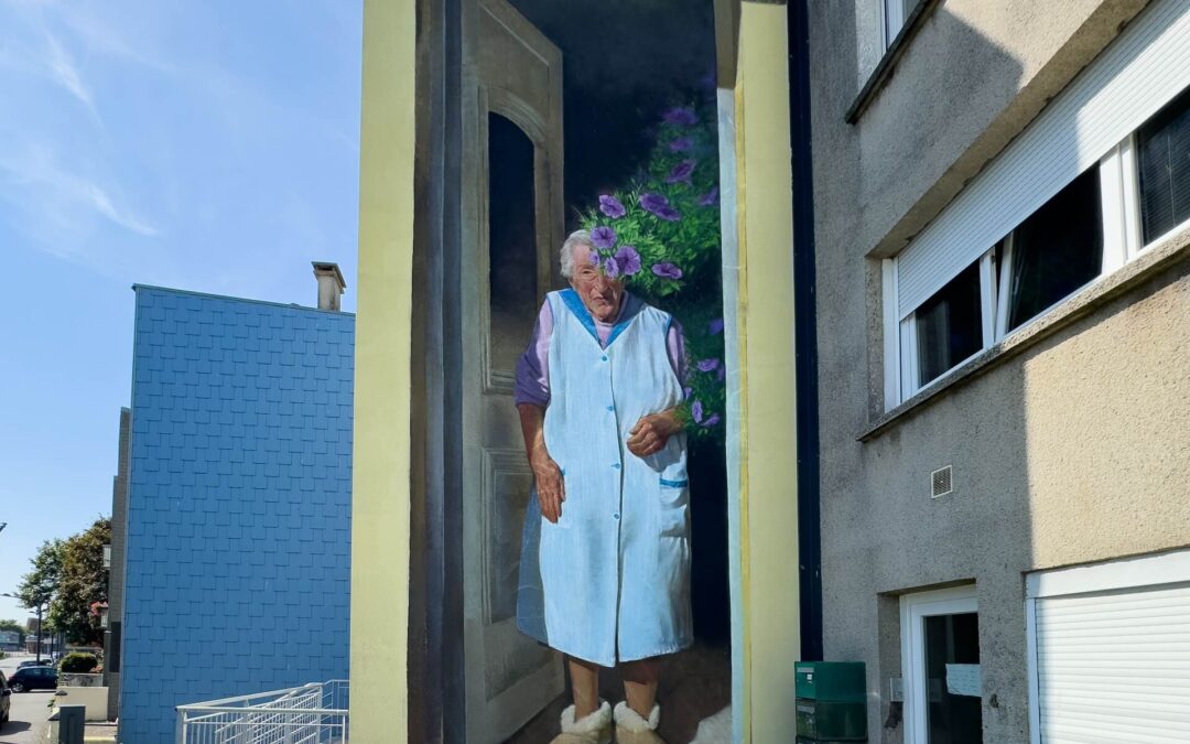 Bache crée un pont entre mémoire et quartiers autour du portrait de Mauricette, 92 ans